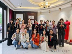 莱芜区妇联界政协委员组织开展 “巧手传非遗 香囊寄安康”主题活动